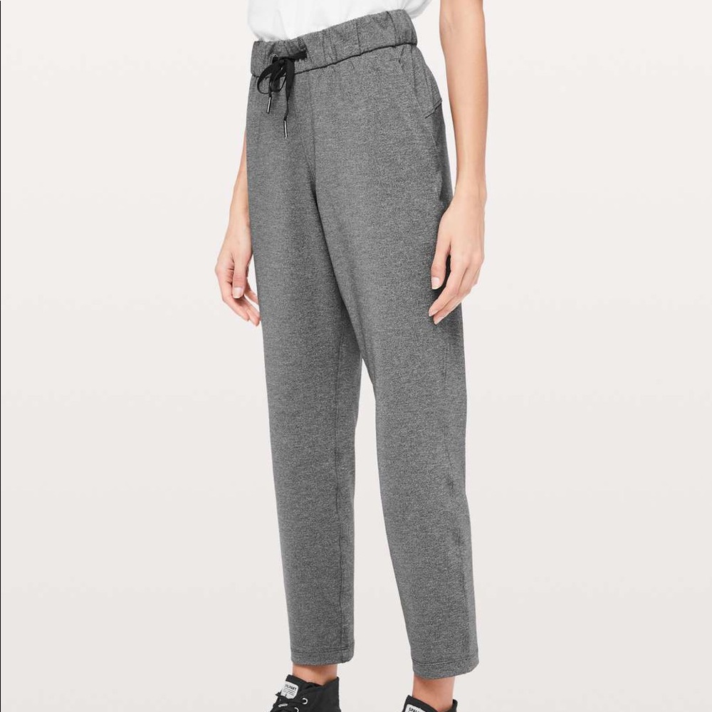 Lululemon on the fly pant in heather dark gray